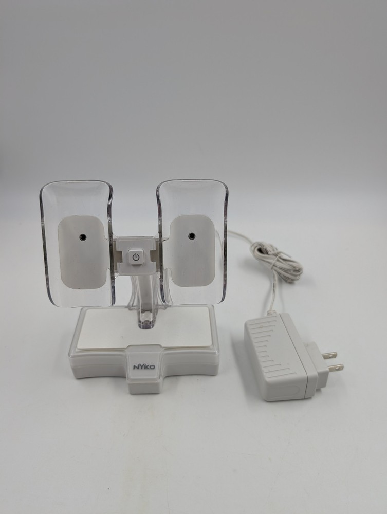Nyko Charge Base 87048-E14  Wii Controllers