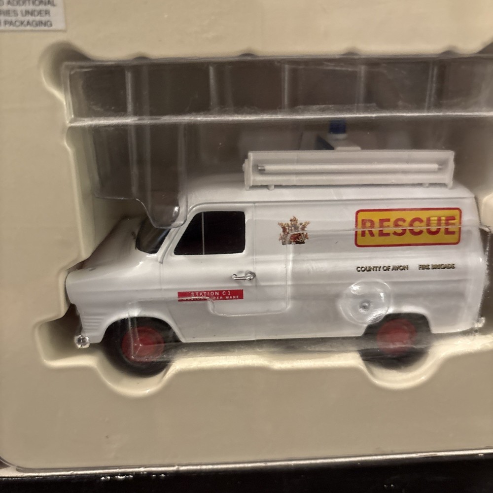 Corgi CC02302 FORD TRANSIT .AVON FIRE BRIGADE.