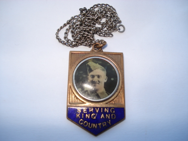 CWW2 SERVING KING AND COUNTRY ENAMEL/BRASS PIC OF SOLDIER PENDANT