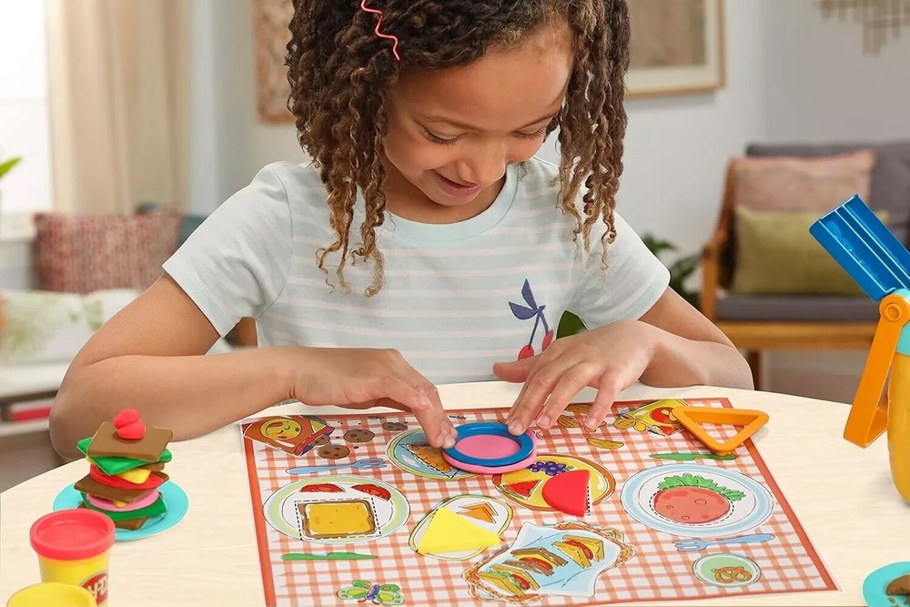 Play-Doh Picnic Shapes Starter Set – 12 Tools & 6 Cans