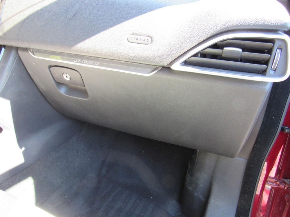 F-PACE    2017 Glove Box 1026764