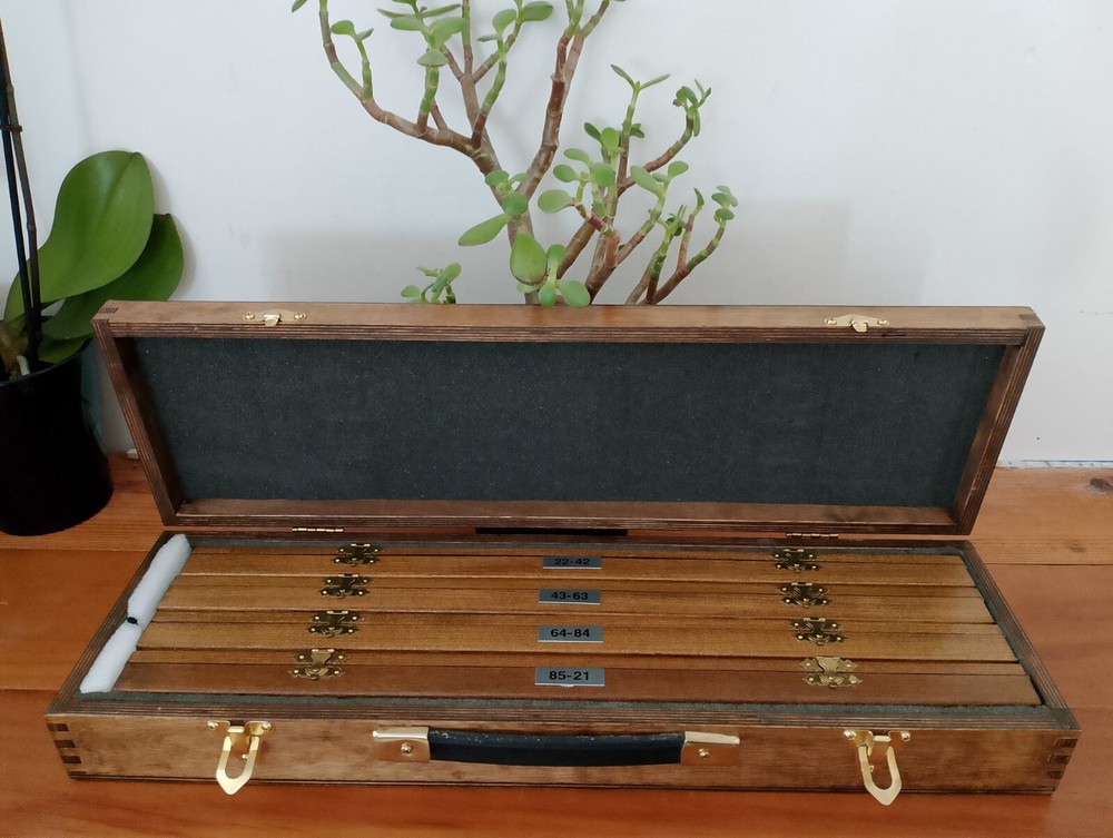 Farnsworth-Munsell 100 Hue Test