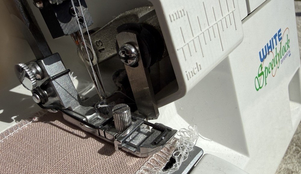 WHITE OVERLOCK SEWING MACHINE MODEL 1600