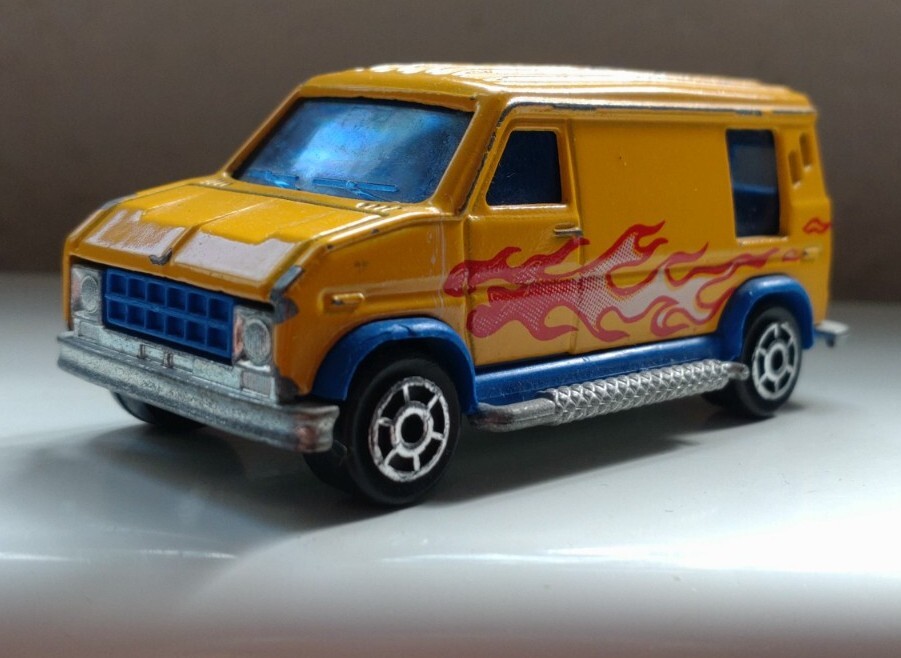 MAJORETTE U.S. VAN 1/65 #24