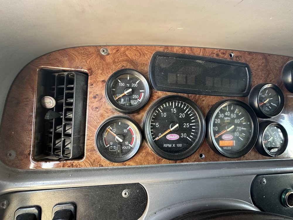2000-2005 Peterbilt 387 Speedometer Instrument Cluster - Used