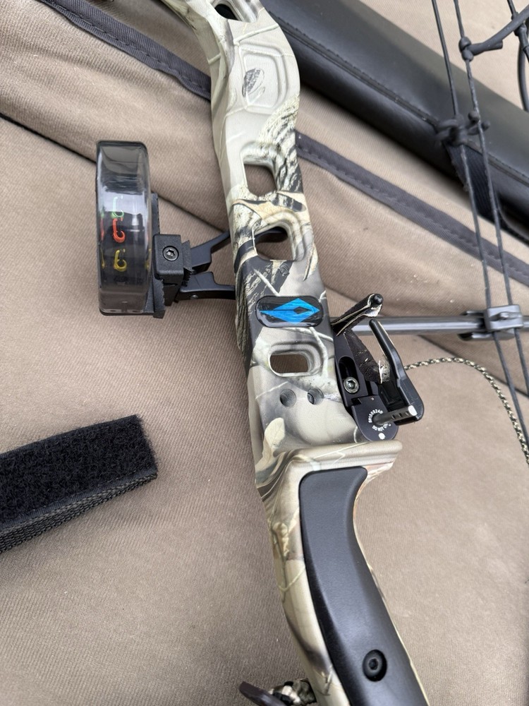 Bowtech Diamond Razor Edge Compound Bow - 60 Pounds RH. With Soft Case +