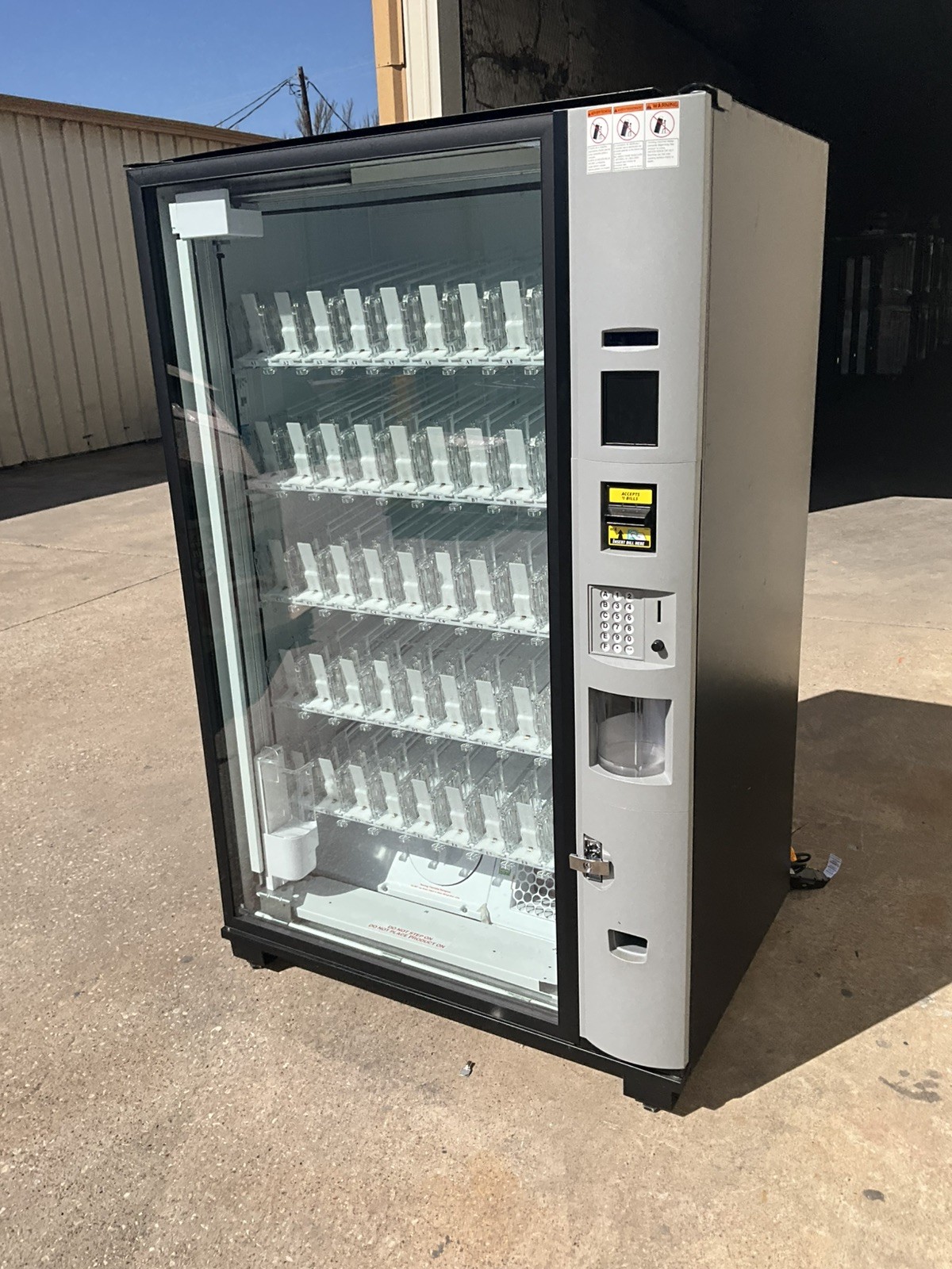 24 Dixie Narco BevMax CPI Glass Front Beverage Vending Machine 5800-4HC crane