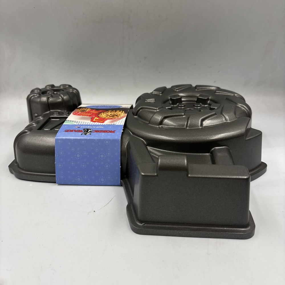 Nordic Ware Tractor NWT Procast bakeware Cakelet Pan