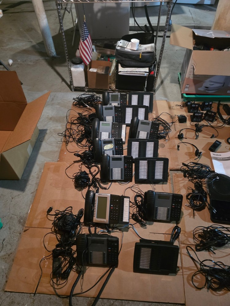 Phone Mitel System 21 Phones 9 Programable Key Module 4 head sets charging ports