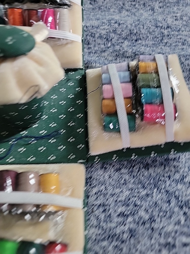 Singer/Foldable Sewing Cube. Pre Owned