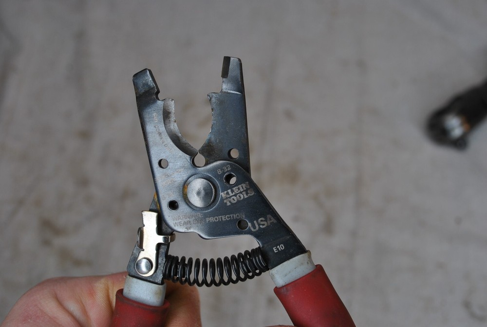 Klein Tools Multi-Cable Cutter 63020 Klein-Kurve® 12AWG Solid and Stranded