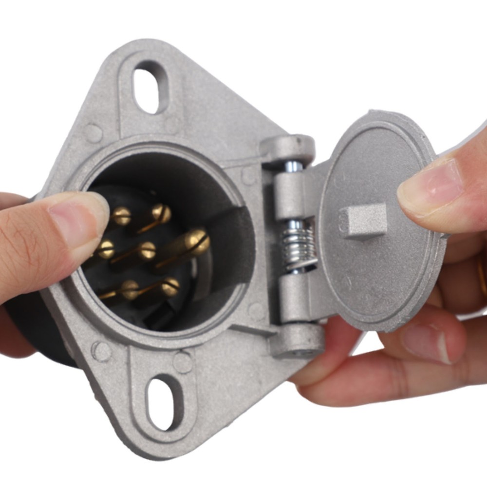 Clear and Consistent Lighting Signals Round Split Pin Socket for Trucks