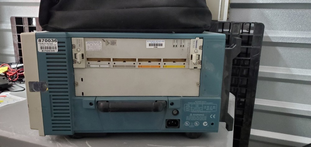 TEKTRONIX TLA704 LOGIC ANALYZER