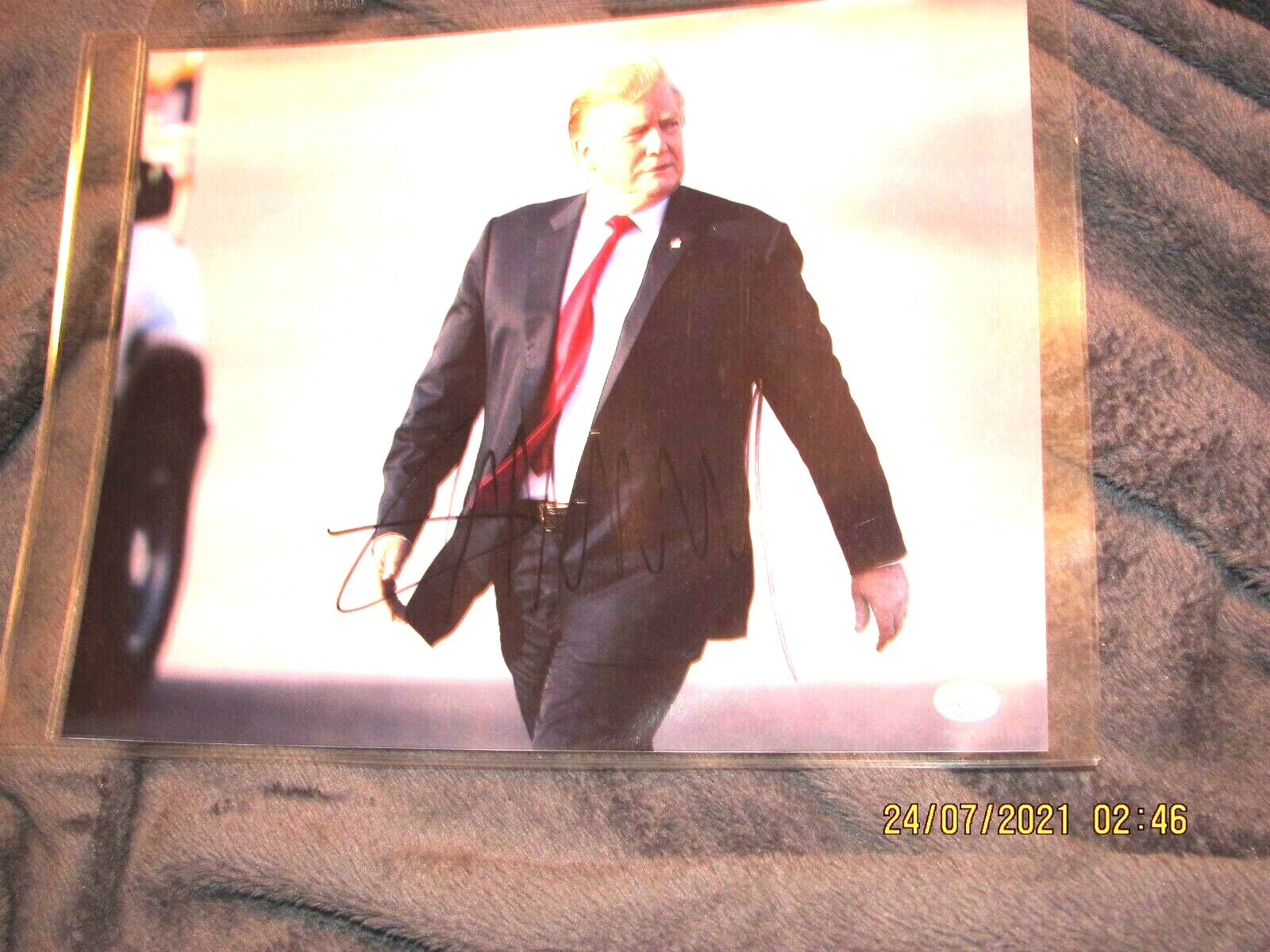 "45th U.S. President" Donald Trump Hand Signed 10X8 Color Photo PAAS COA
