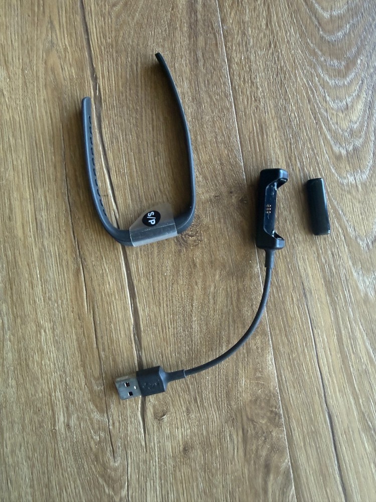 Fitbit Flex 2 tracker FB403  w/charger Does NOT charge AS IS NO returns