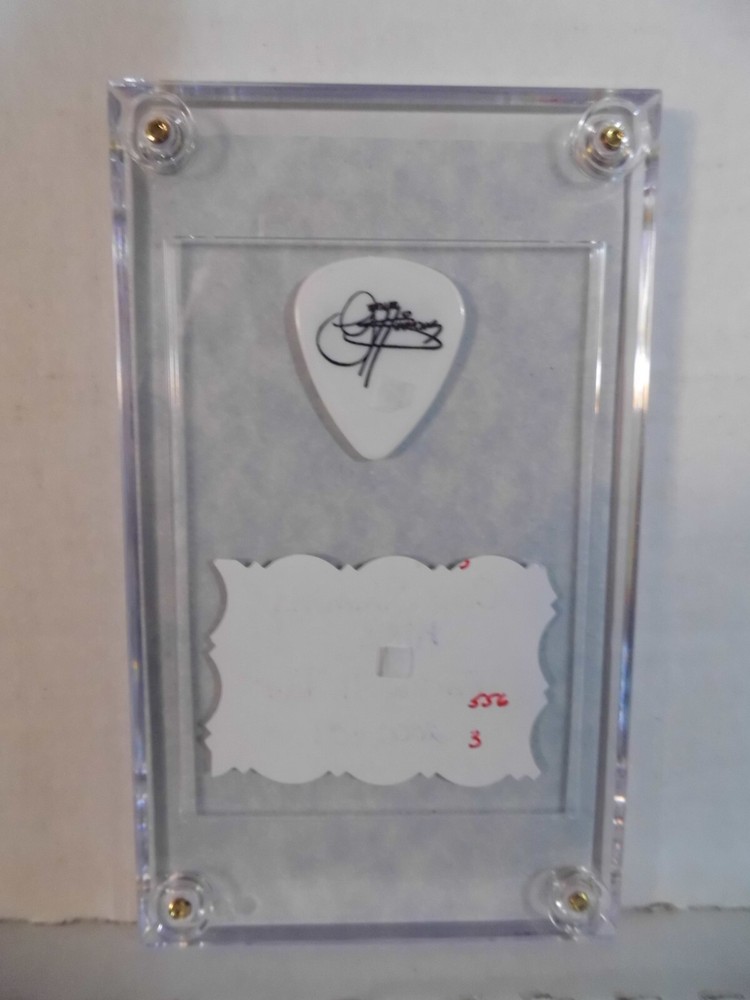 KISS~GENE SIMMONS~GUITAR PICK/CASE~2000~01 READ DESCRIPTION (65)