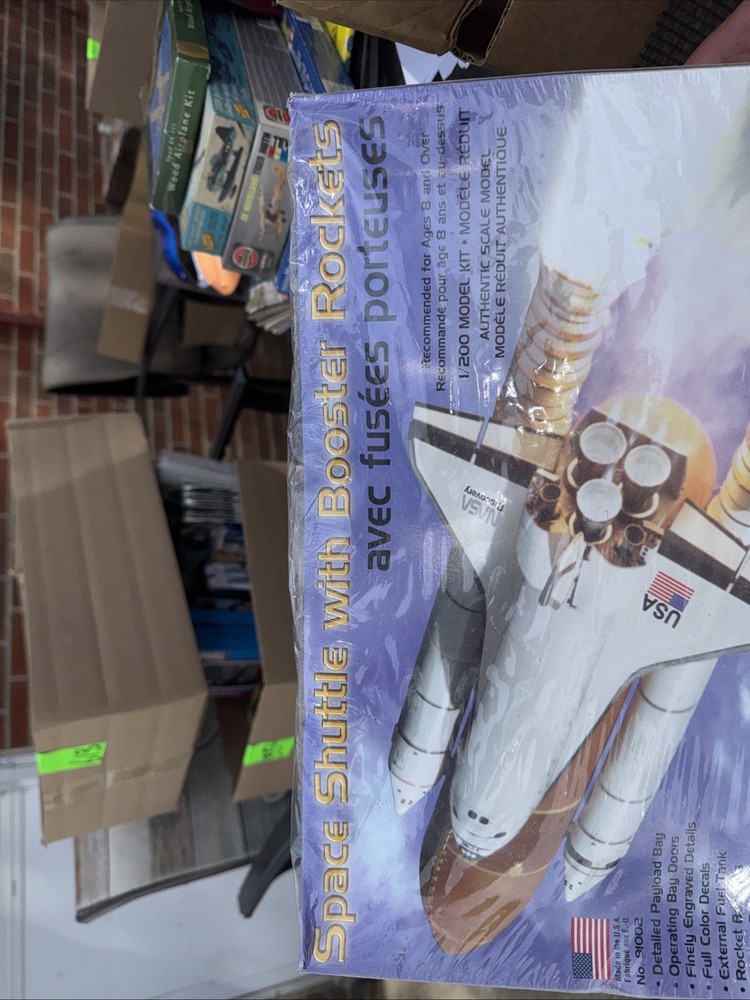 Lindberg 1:200 scale Space Shuttle with Boosters Model Kit Skill Level 2