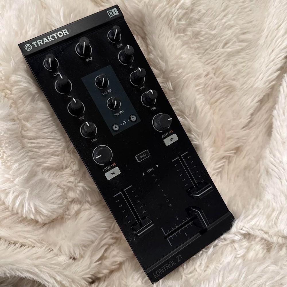 Native Instruments TRAKTOR KONTROL Z1 DJ Mixer Controller Audio Interface
