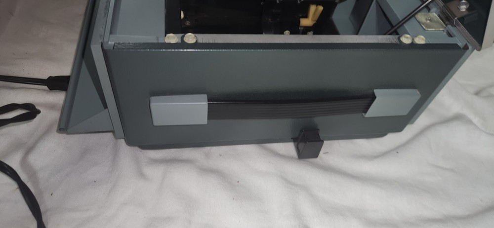 VTG Argus 540 Automatic Slide Projector Powers Up. Needs light Bulb