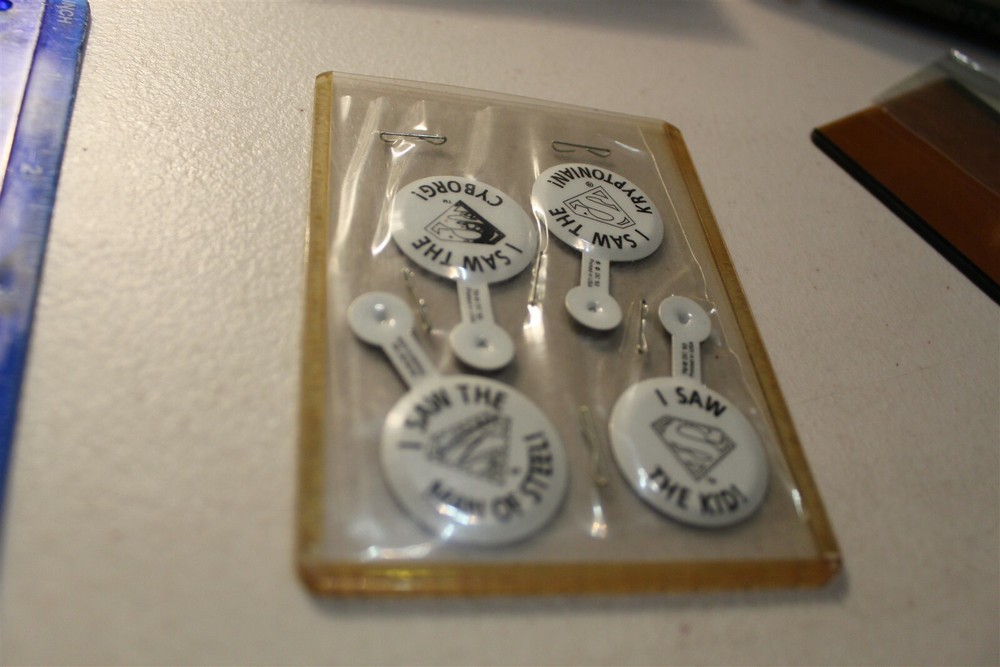 RETURN OF SUPERMAN 4 BUTTON SET AND RIP SUPERMAN BUTTON 1993 DC