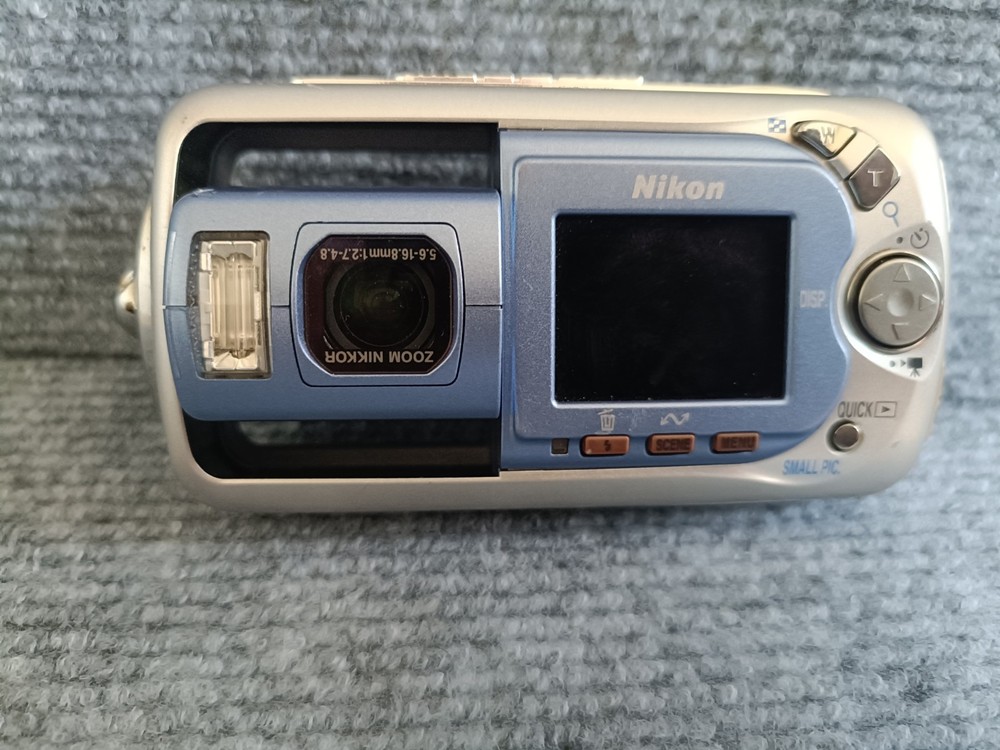 Nikon Coolpix 2500 digital camera - see