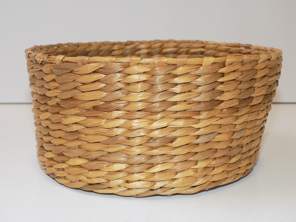 Vintage Grass Straw Basket 7" Diameter Knick Knack Fruit Container Storage