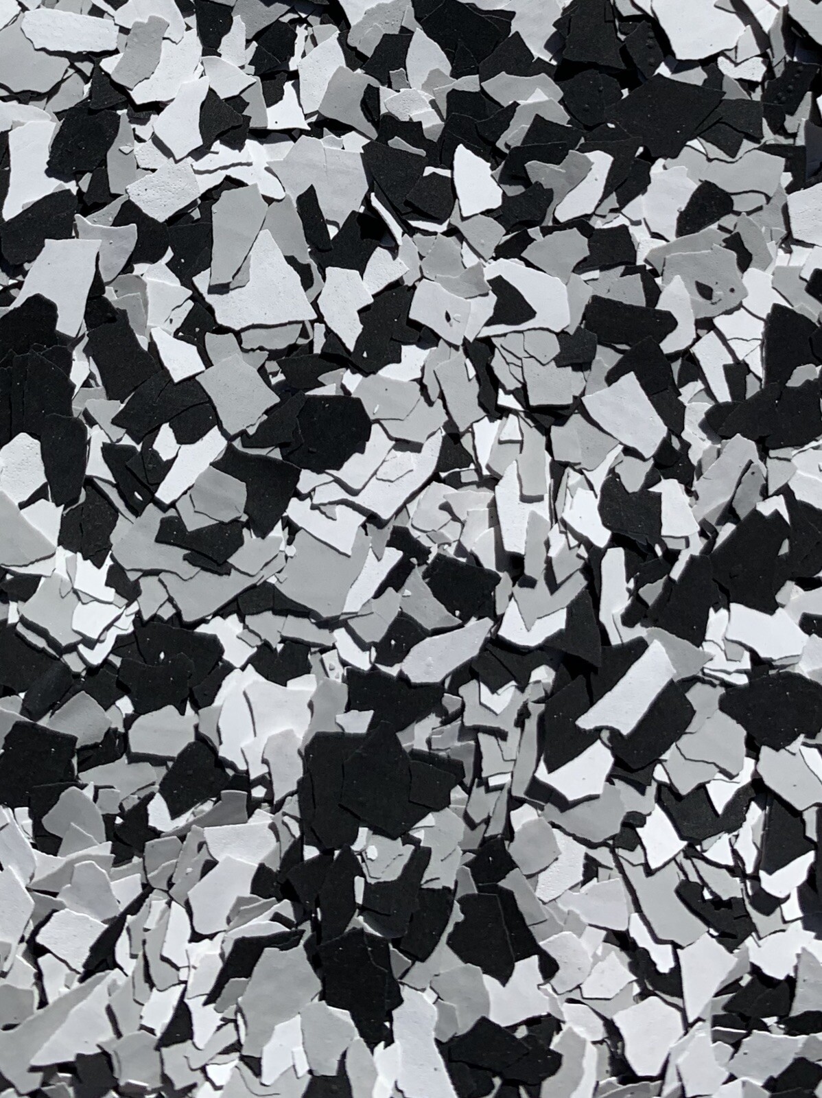 CHIPS FLAKES FOR EPOXY FLOORS DOMINO TUXEDO MIX 1/4” 50 Lb Cs