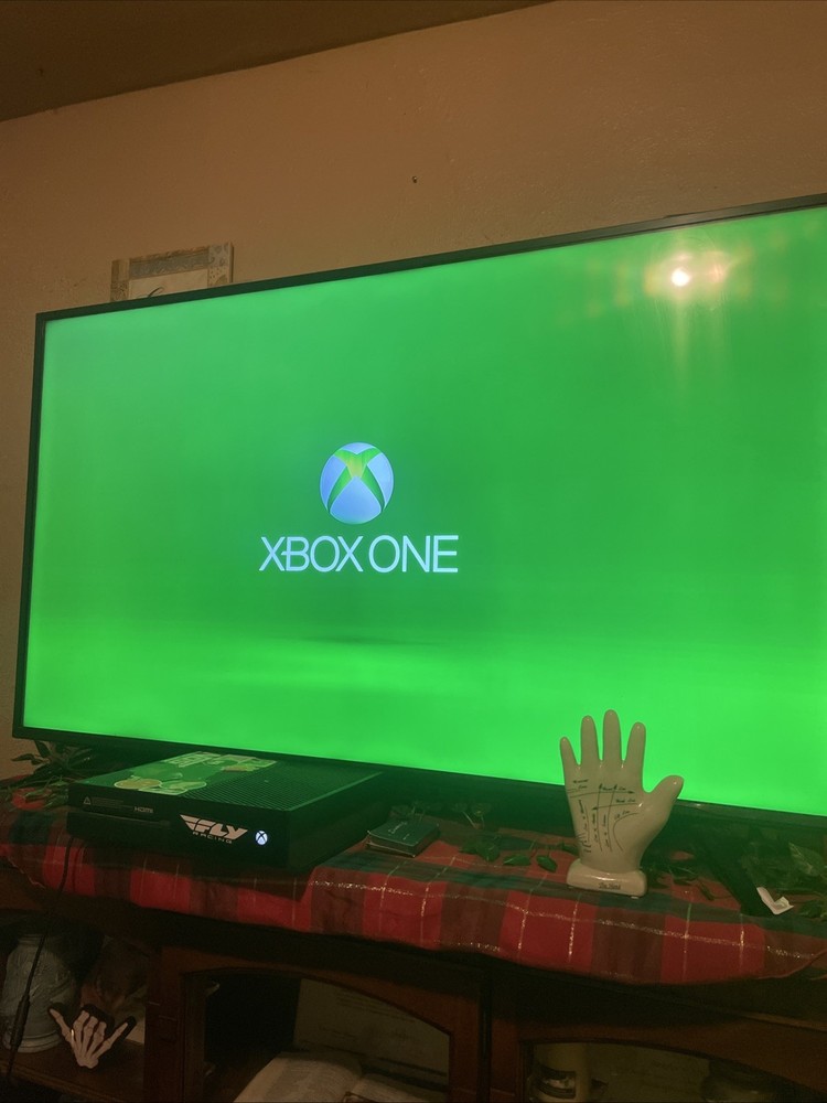 Smart Sharp Tv With Xbox One And Controller