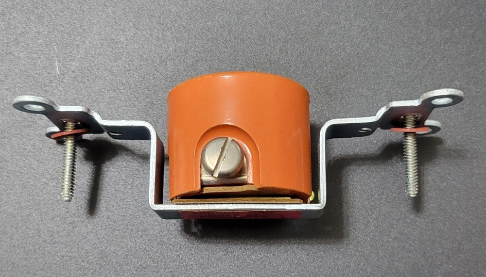 Hubbled single outlet 3-wire grounding IG 5251