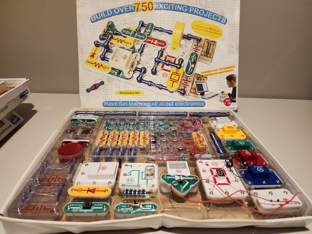 Electronic Snap Circuits 750, 300, 100 Experiment Kits - Incomplete