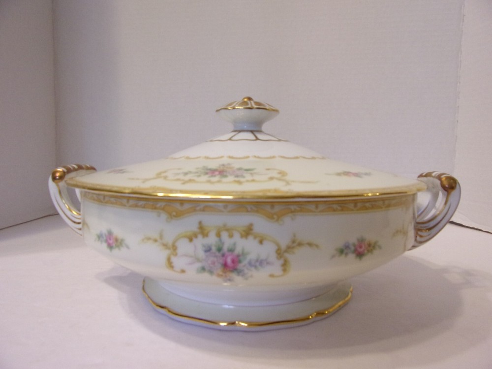 NORITAKE CASSEROLE WITH LID LOTUS PATTERN 11"