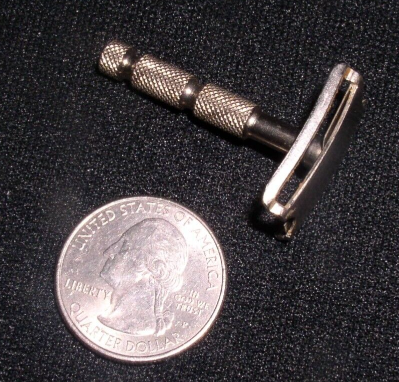 Razorette~Miniature Safety Razor in Original Tin Case