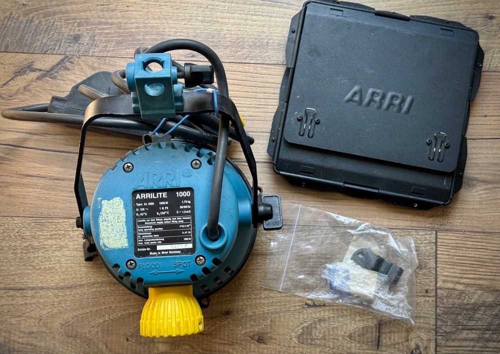 ARRI ARRILITE 1000W Open-Face w/barndoor, spare bracket. Good condition.