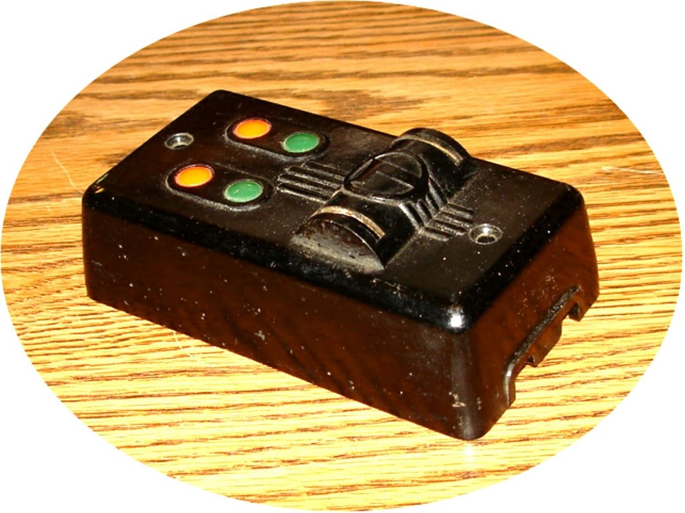 LIONEL - POST WAR BAKELITE DUAL SWITCH CONTROL COVER - 027