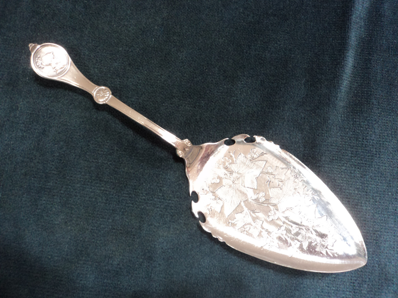 Silverplate Flatware lot of 1 Design Bowl Cake Server Reed Barton Roman 1868