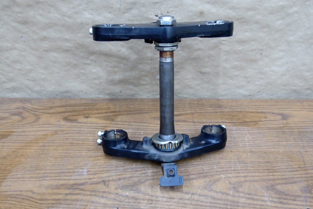 2001 TRIUMPH TROPHY 900 TRIPLE TREE STEERING STEM