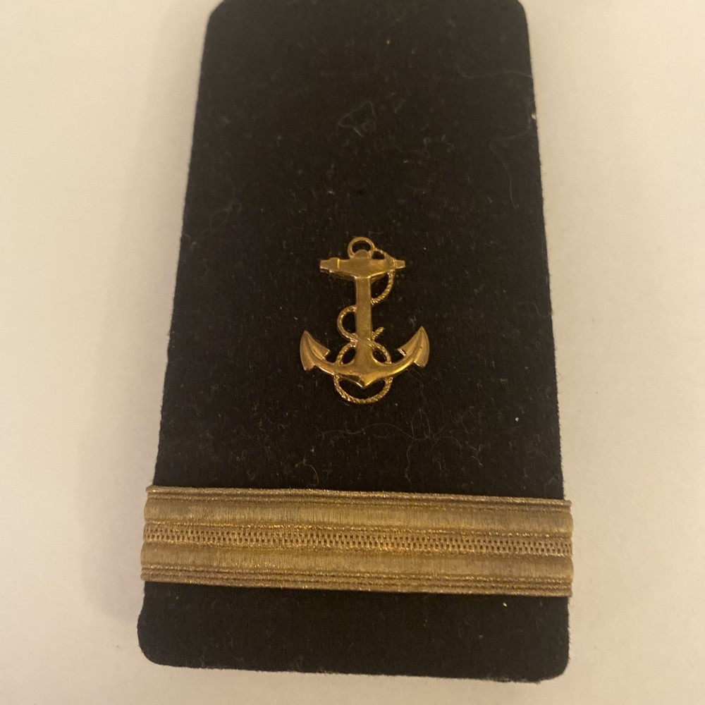 VINTAGE WWII ERA SHOULDER MARK