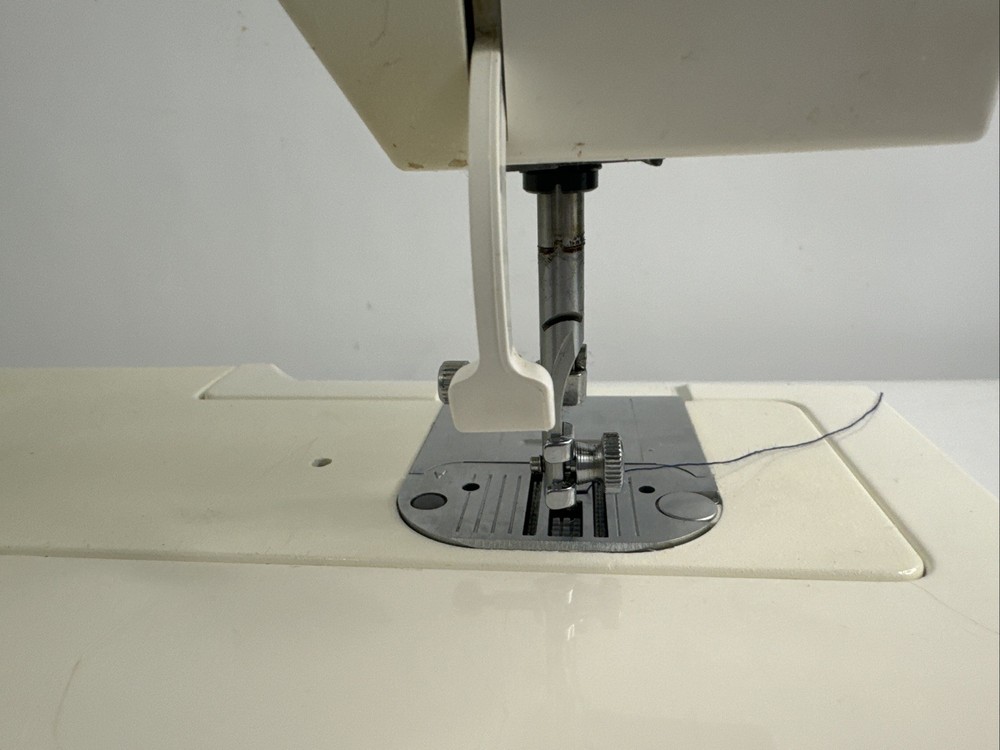 Singer 57815 C Sewing Machine without Presser Foot, Needle - Tested Working