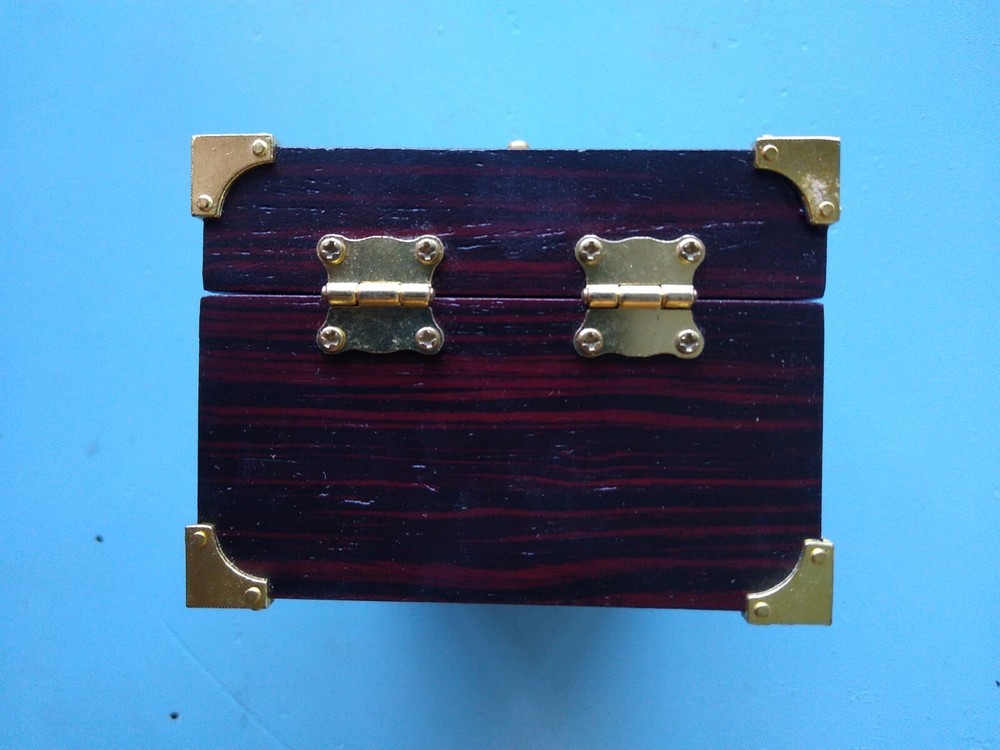 Capt. Jules' Extra-ordinary Useless Box Machine Contraption Think geek