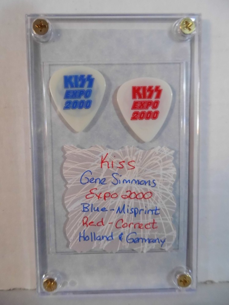 KISS~GENE SIMMONS~2 TOUR GUITAR PICKS/CASE~2000 READ DESCRIPTION (64)