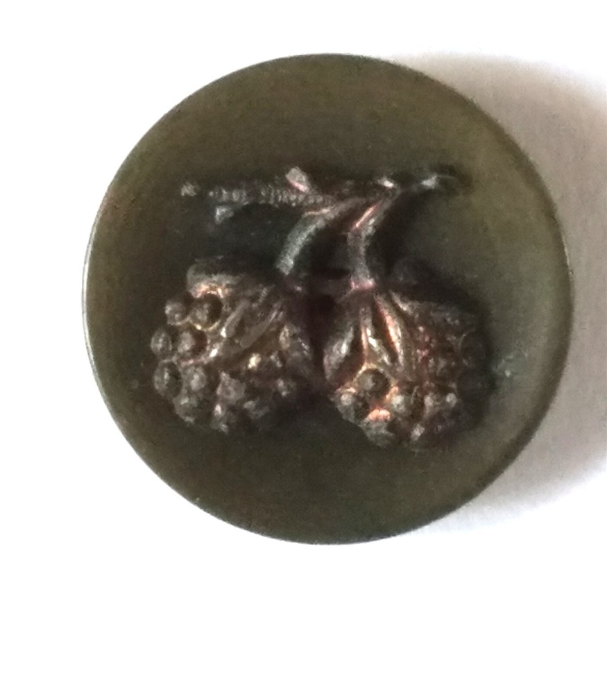 Bb BLACKBERRIES VEGETABLE IVORY & PEWTER BUTTON small