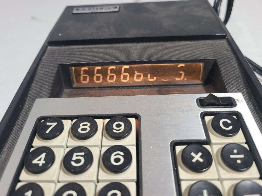 Vintage Lloyd's Automatic 70 Calculator Model E752