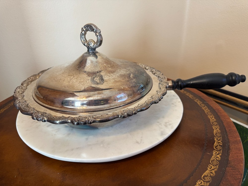 VTG WM Rogers Silverplate Round chafing Dish Pan w/ Wooden Handle & Lid 12"D