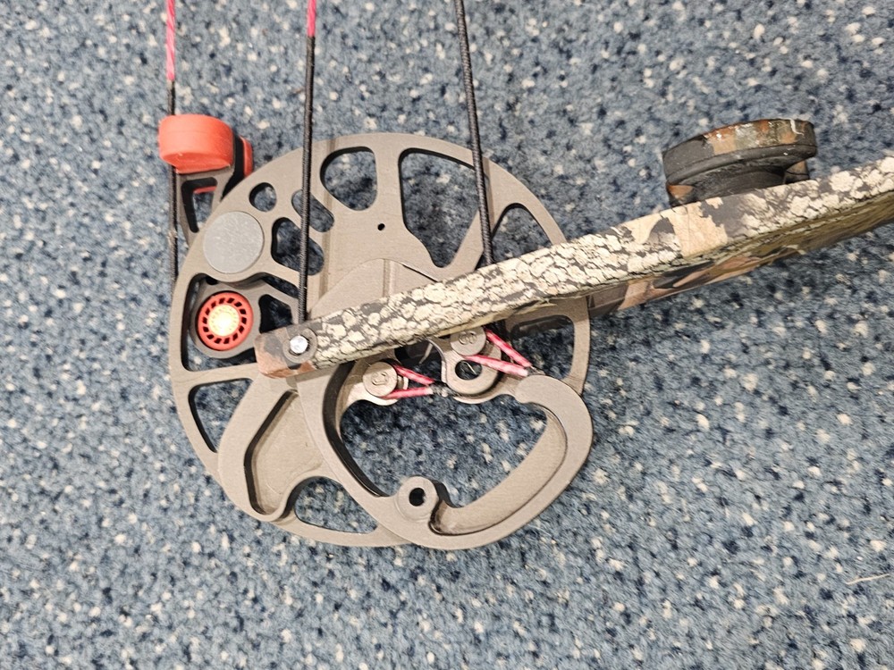 Mathews Switchback XT Compound Bow 70# Draw Weight Right Hand w/ Case