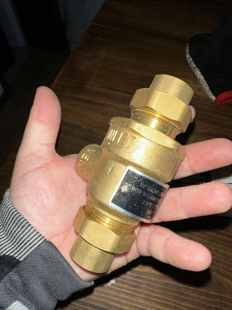 Two Backflow Preventers w/atmospheric Vent 1/2in￼