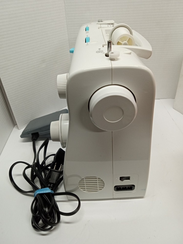 SINGER SEWING MACHINE Model 2263 Tested Works