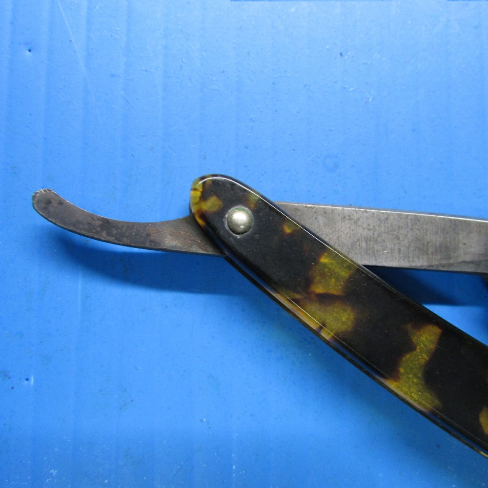 Straight Razor: Wellington Mottled Handles