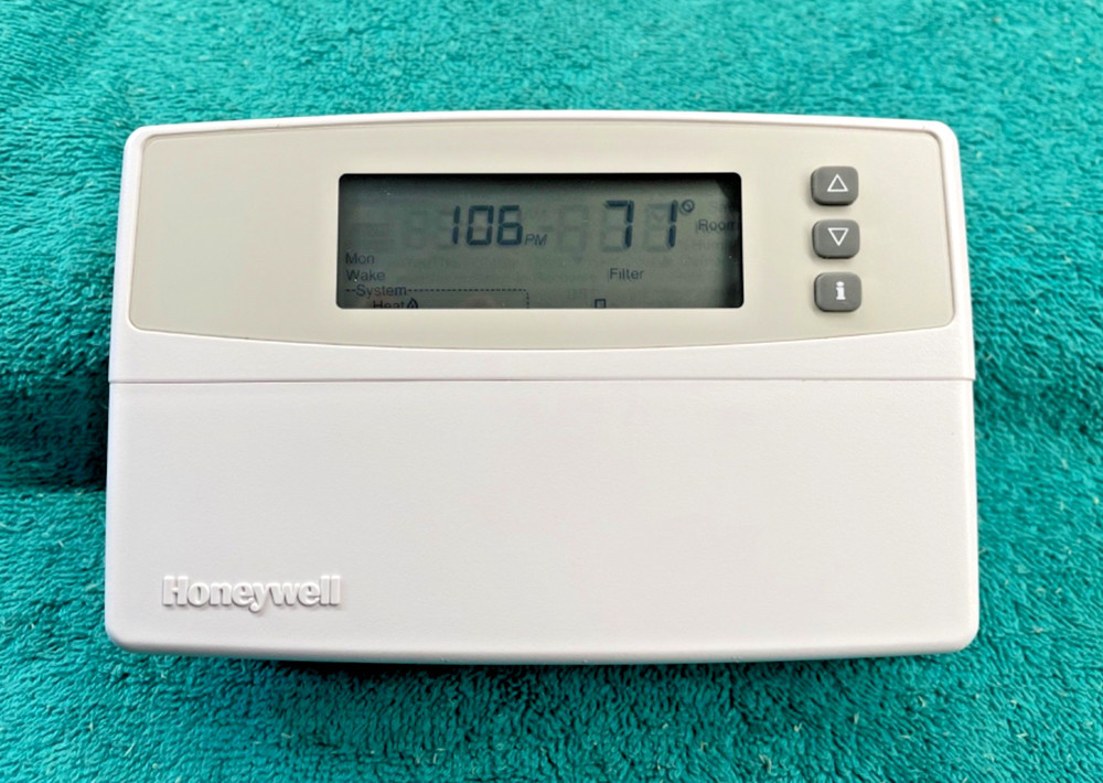 Honeywell CT3500A4453 Programable Thermostat CT3500A White