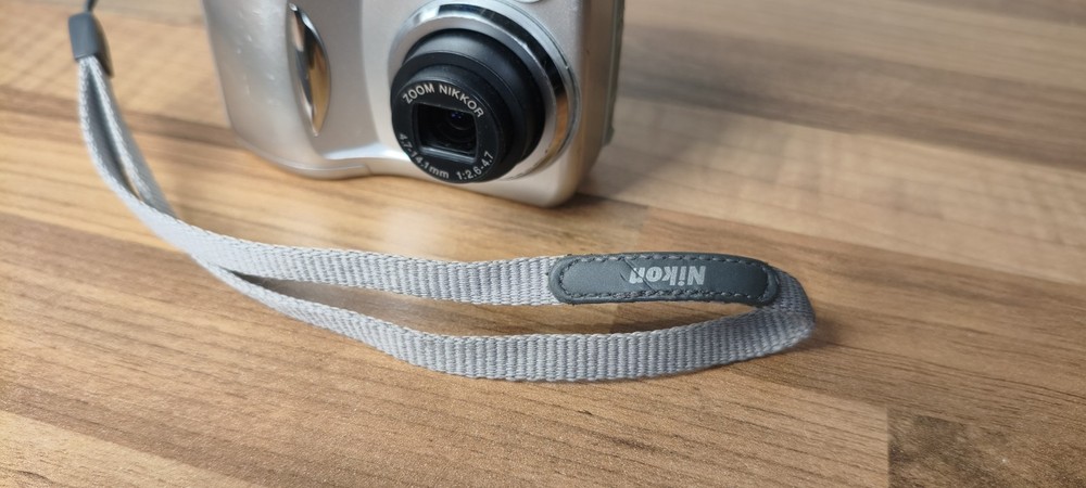 Nikon Coolpix 2100 Digital Camera Silver Tested Working