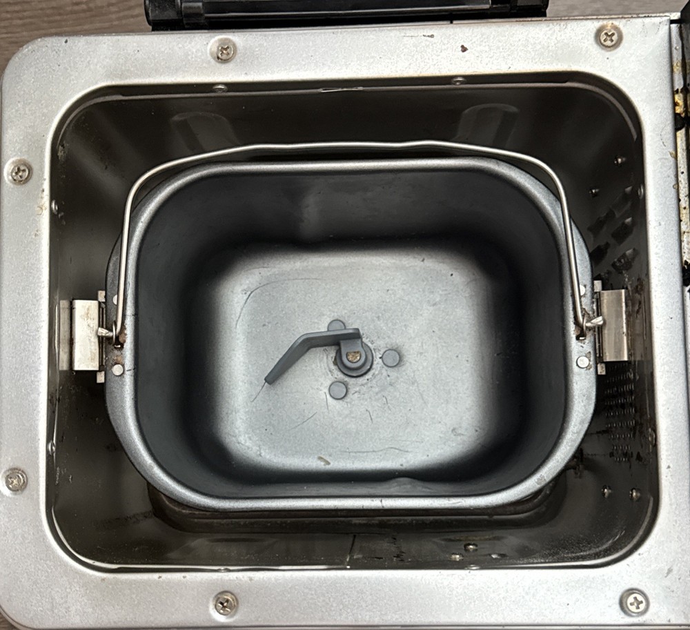 Cuisinart Breadmaker CBK-200 Automatic 1-2lb Loaves Programable Display Model